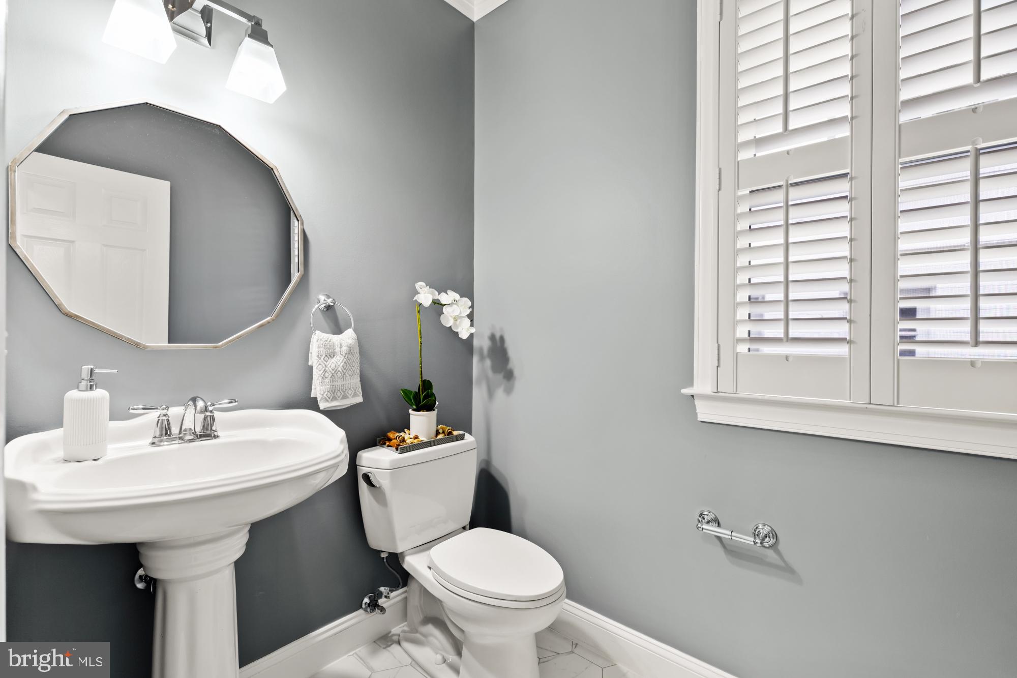 828 N Wakefield St N