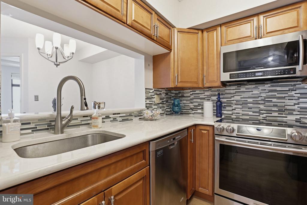 2400 CLARENDON BOULEVARD 815