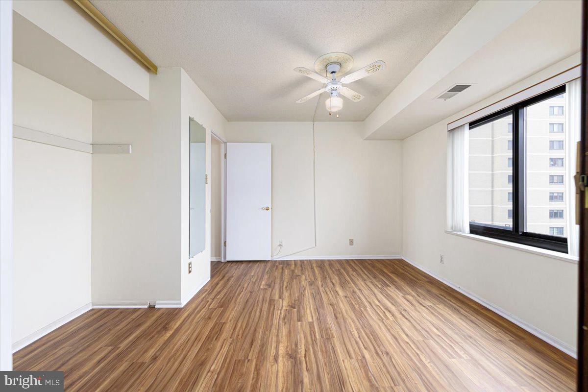 309 Yoakum Pkwy #908
