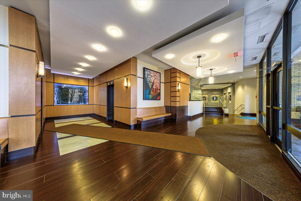 309 Yoakum Pkwy #908