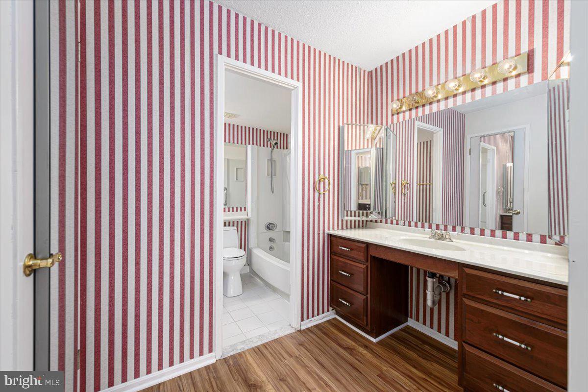 309 Yoakum Pkwy #908