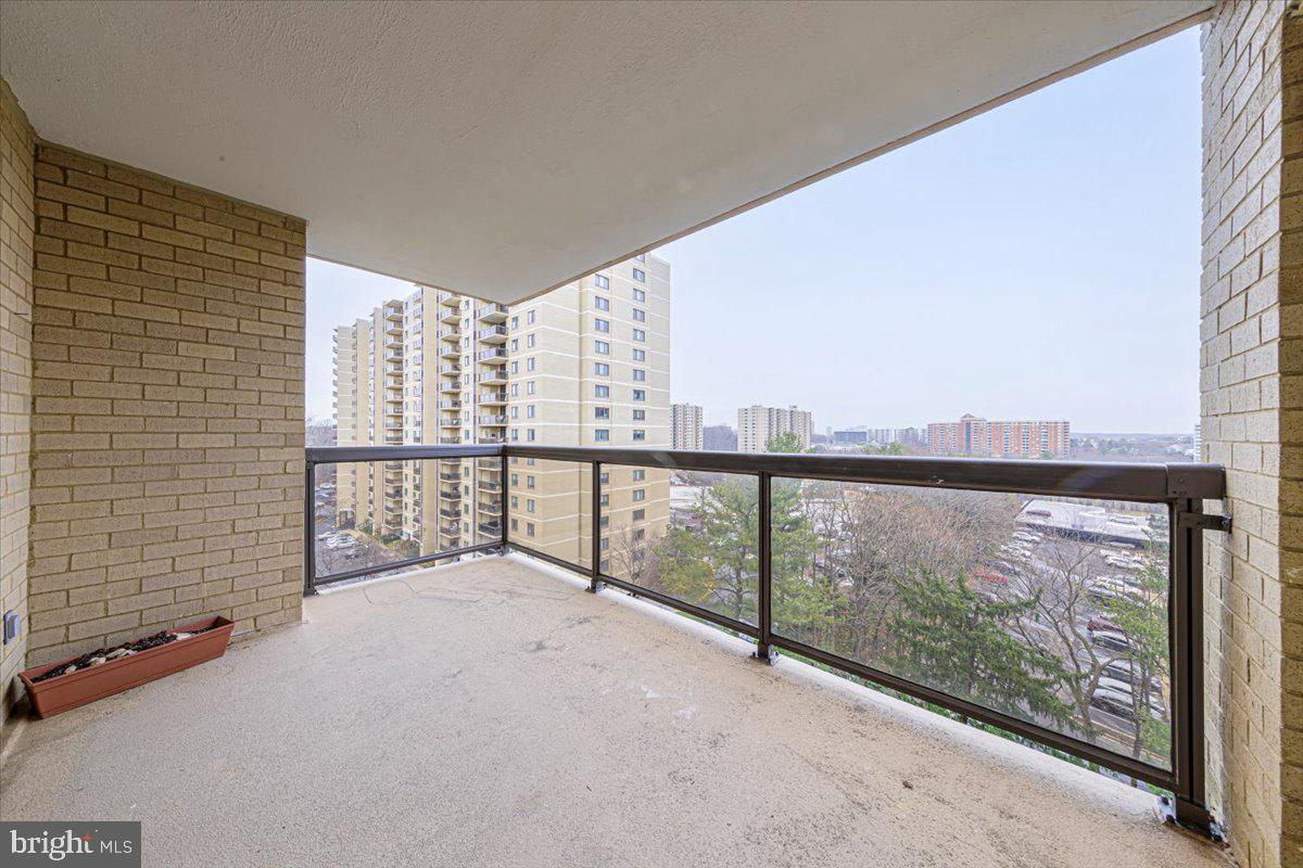 309 Yoakum Pkwy #908