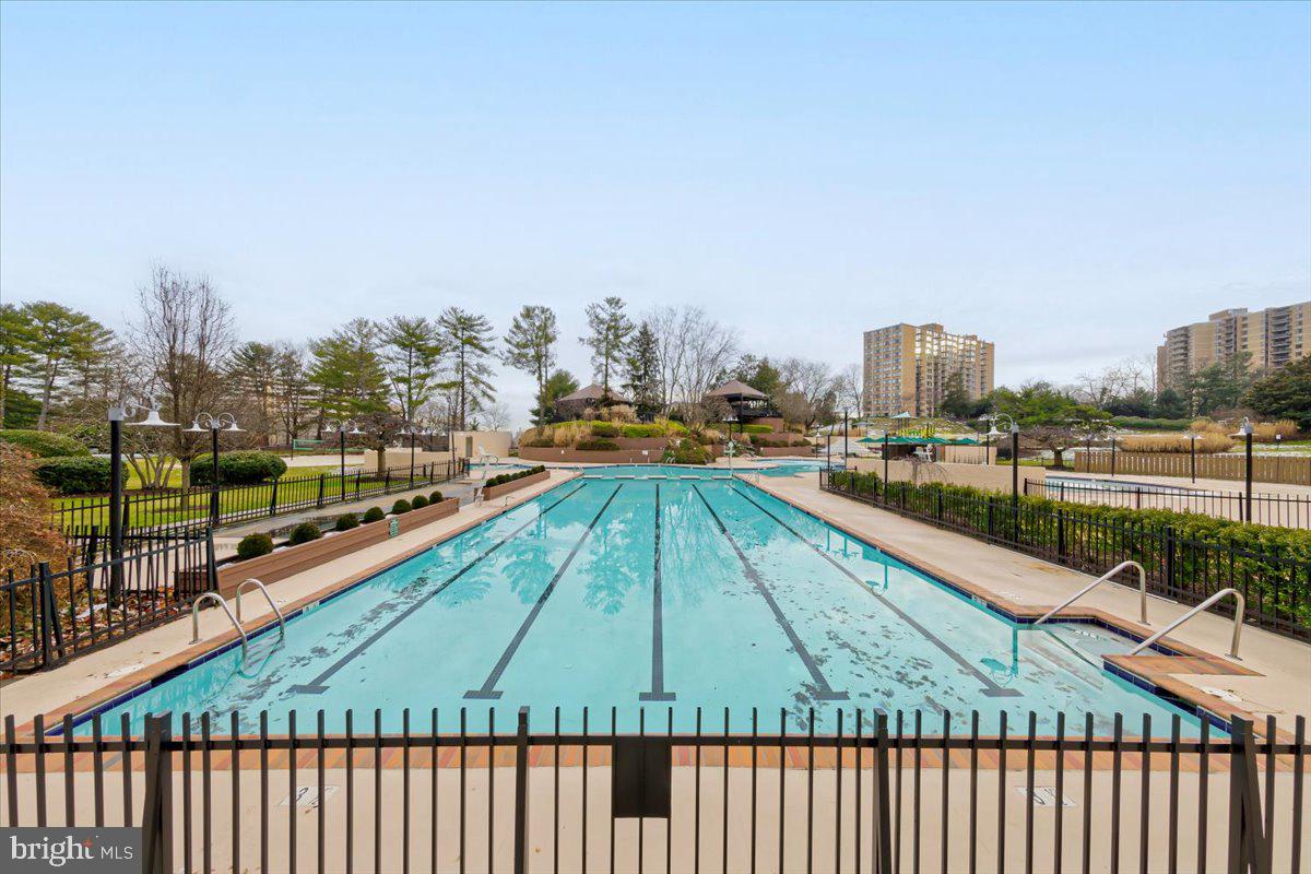 309 Yoakum Pkwy #908