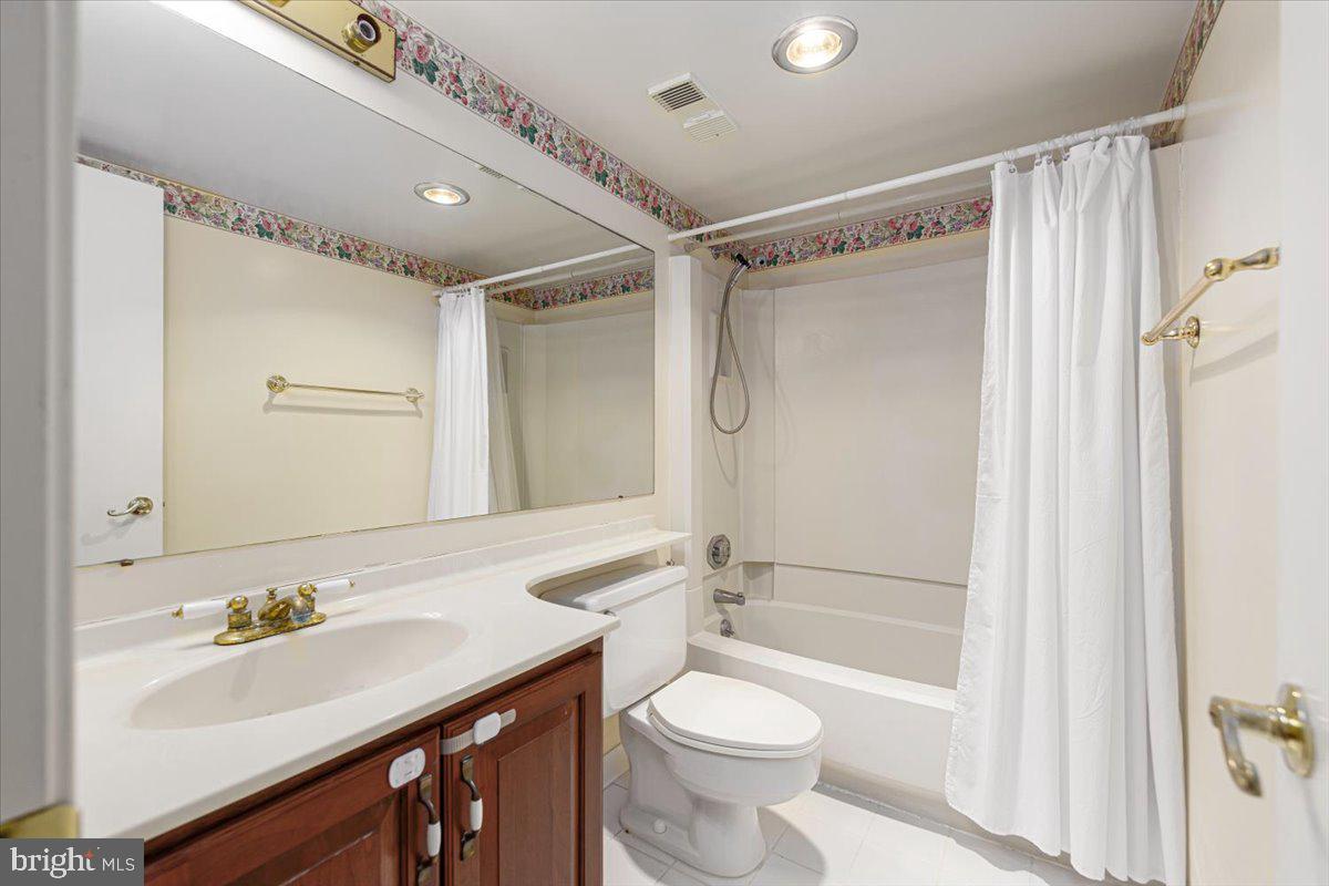 309 Yoakum Pkwy #908