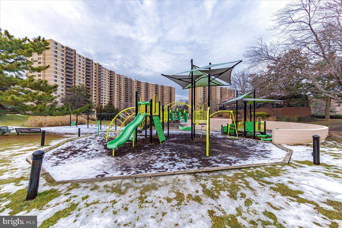 309 Yoakum Pkwy #908