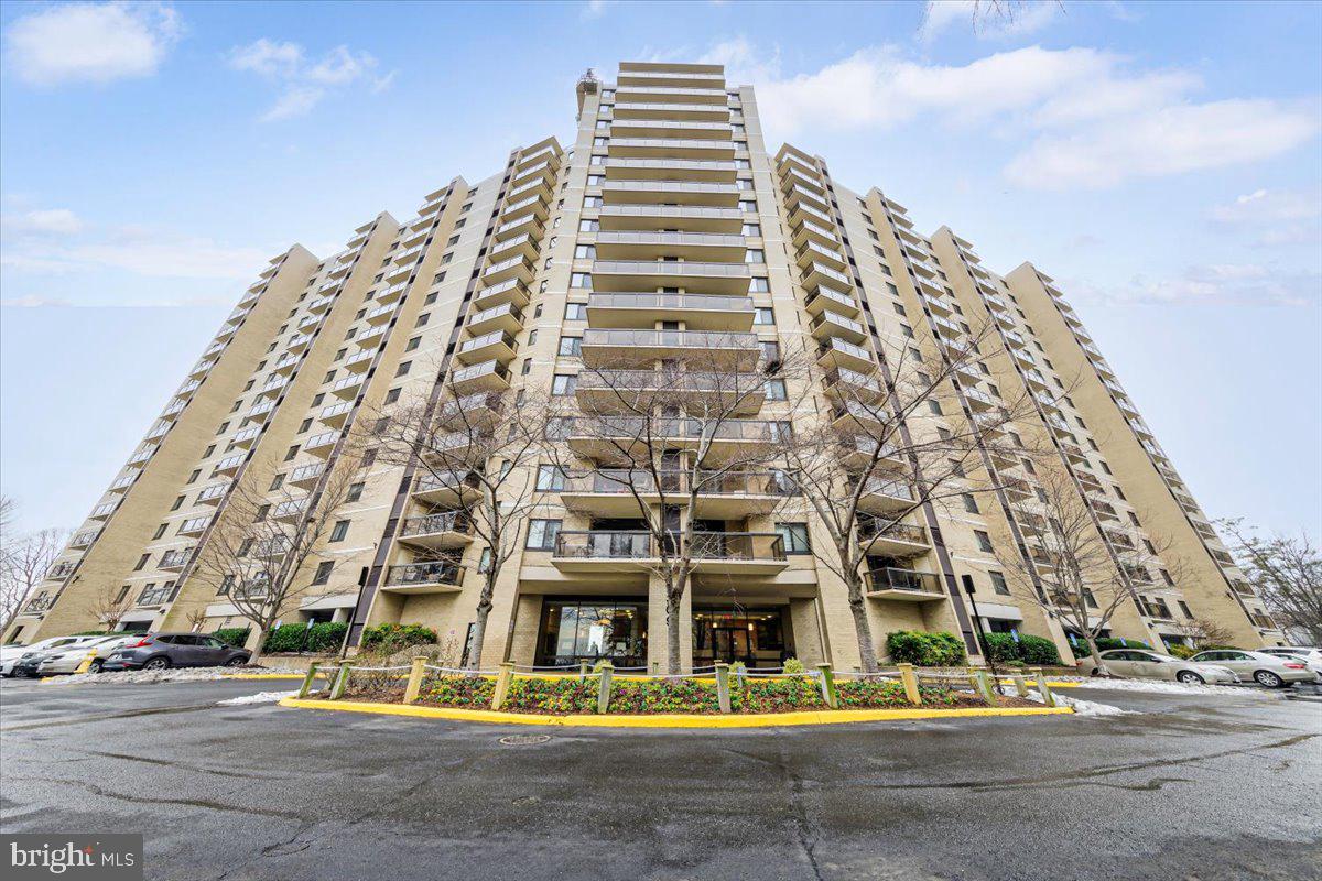 309 Yoakum Pkwy #908