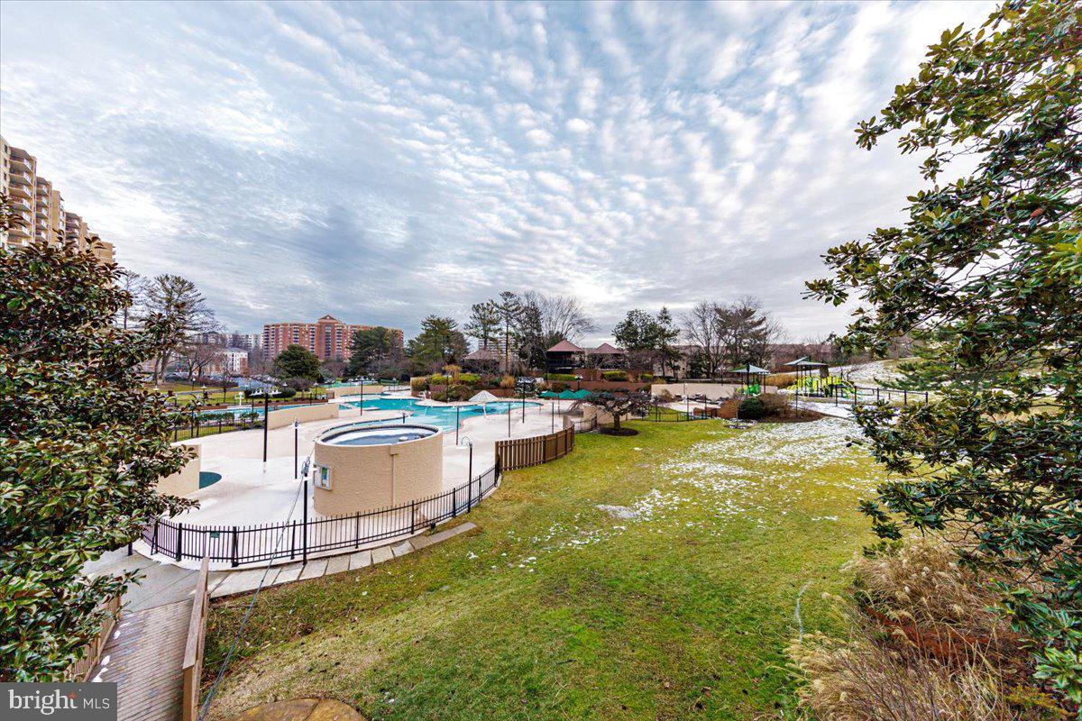 309 Yoakum Pkwy #908