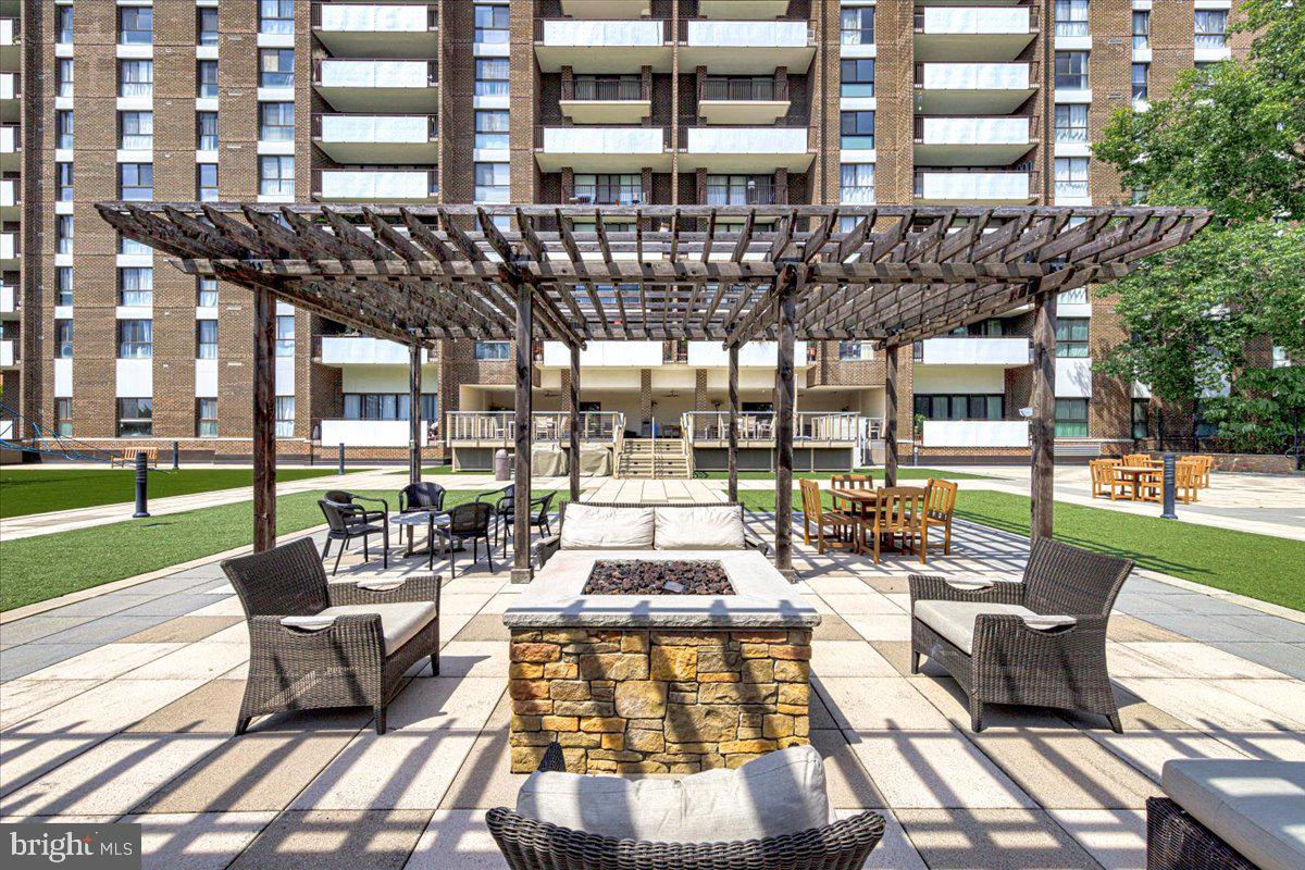 250 S Reynolds St #305