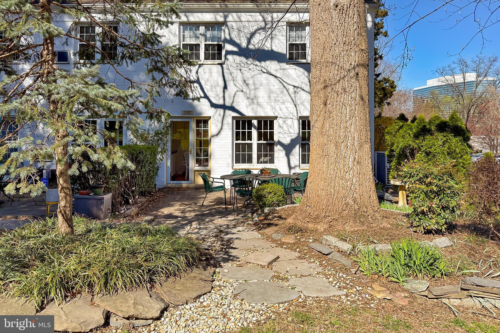 3707 Lyons Ln