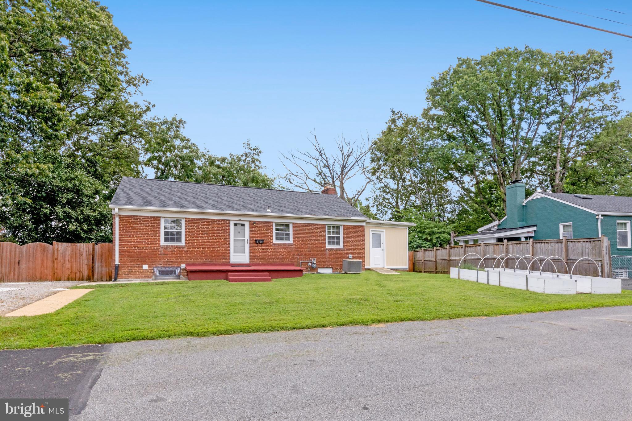 5726 N KINGS HIGHWAY