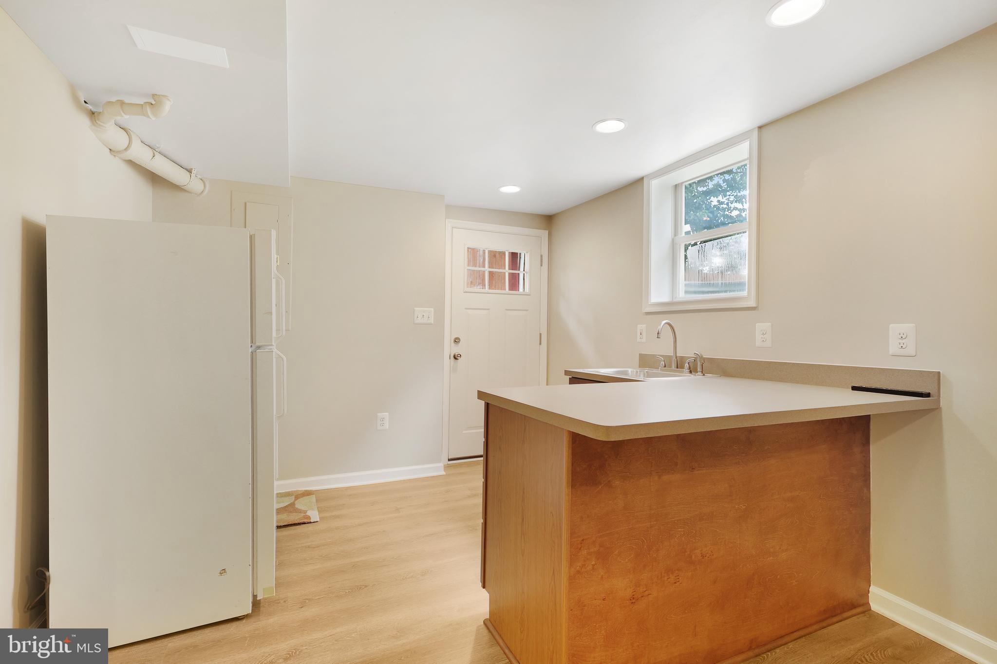 5726 N KINGS HIGHWAY