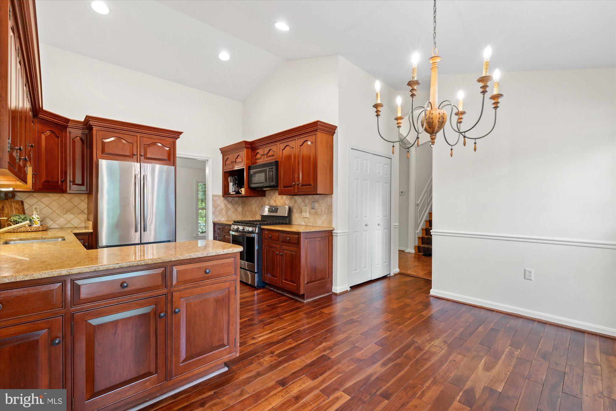 6212 NETHERCOMBE COURT