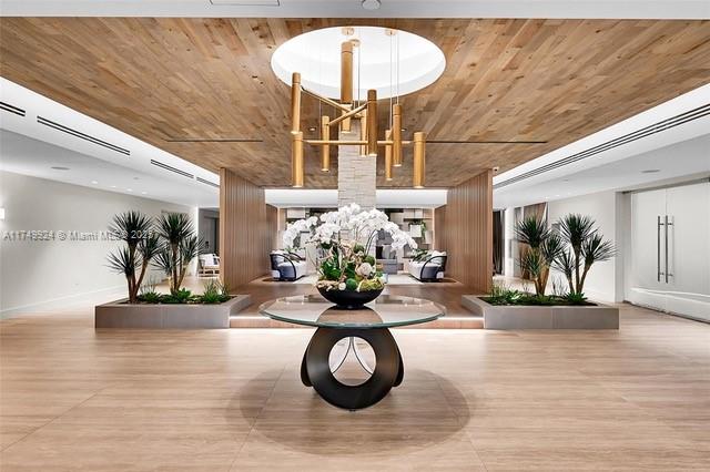 2301 Collins Ave Unit: PH18