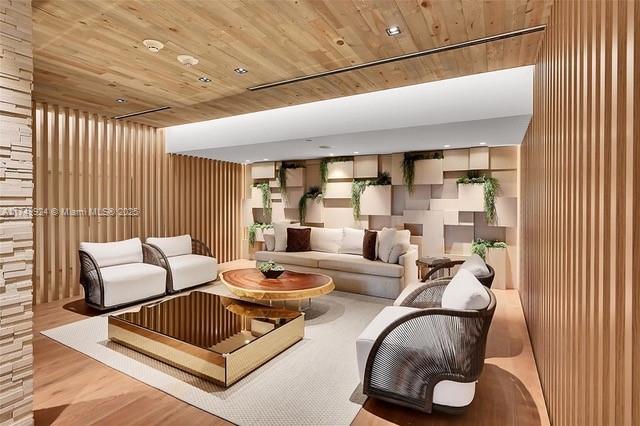 2301 Collins Ave Unit: PH18