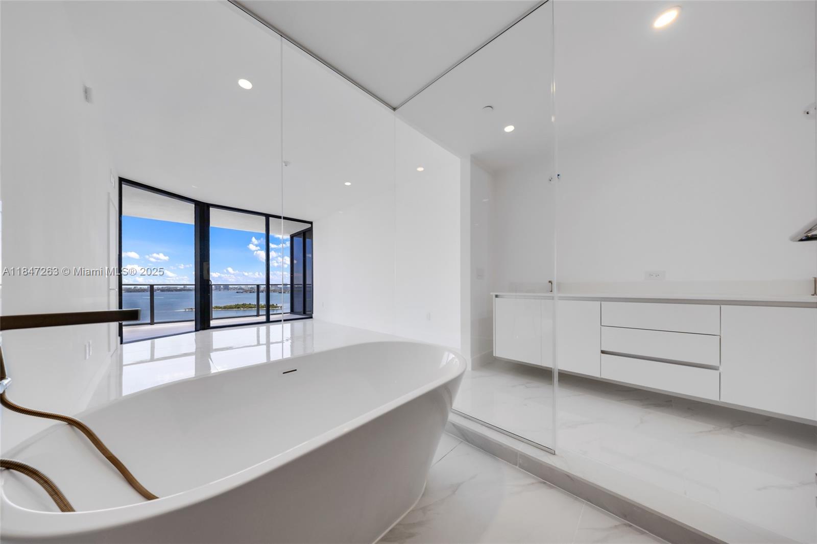 700 NE 24th St # 2101