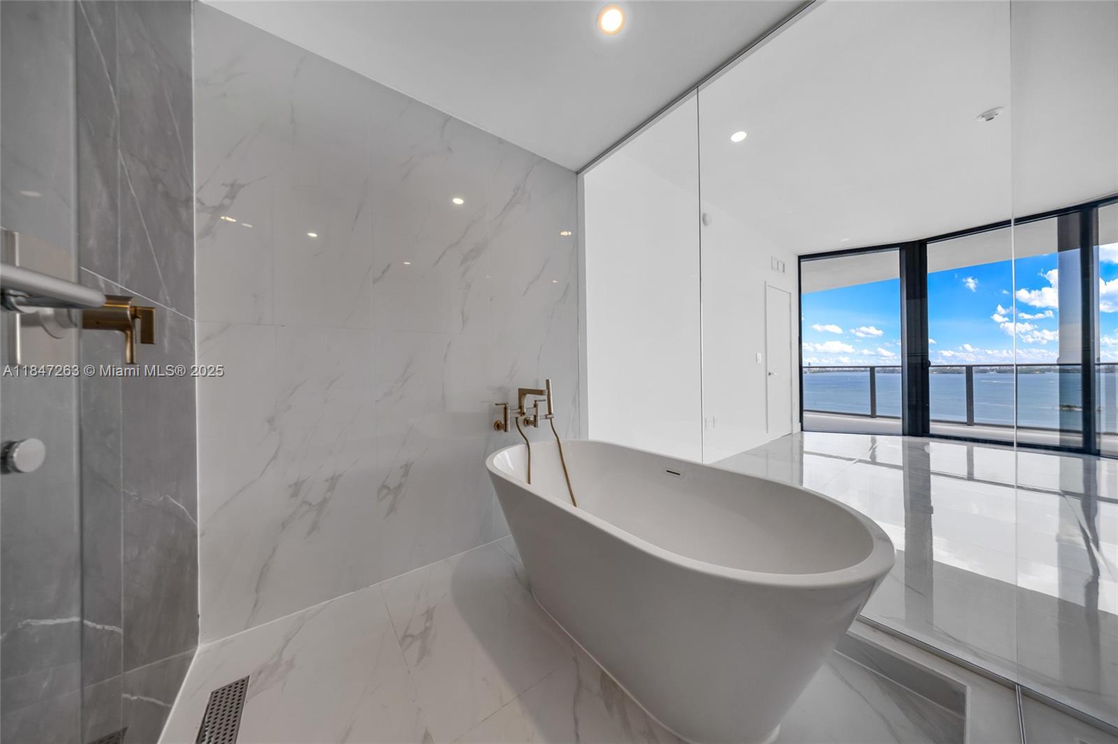 700 NE 24th St # 2101