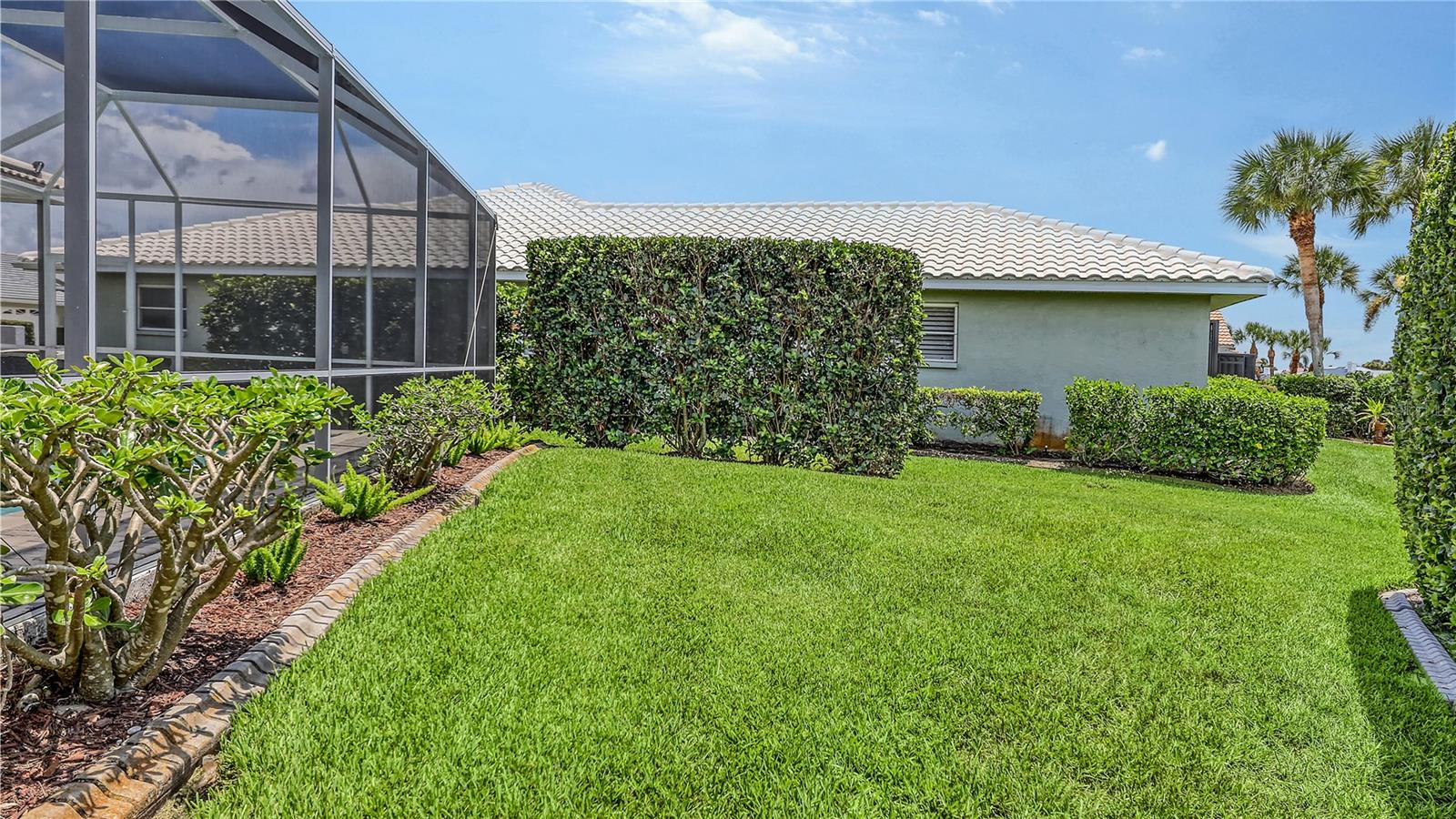 1689 VALLEY DR