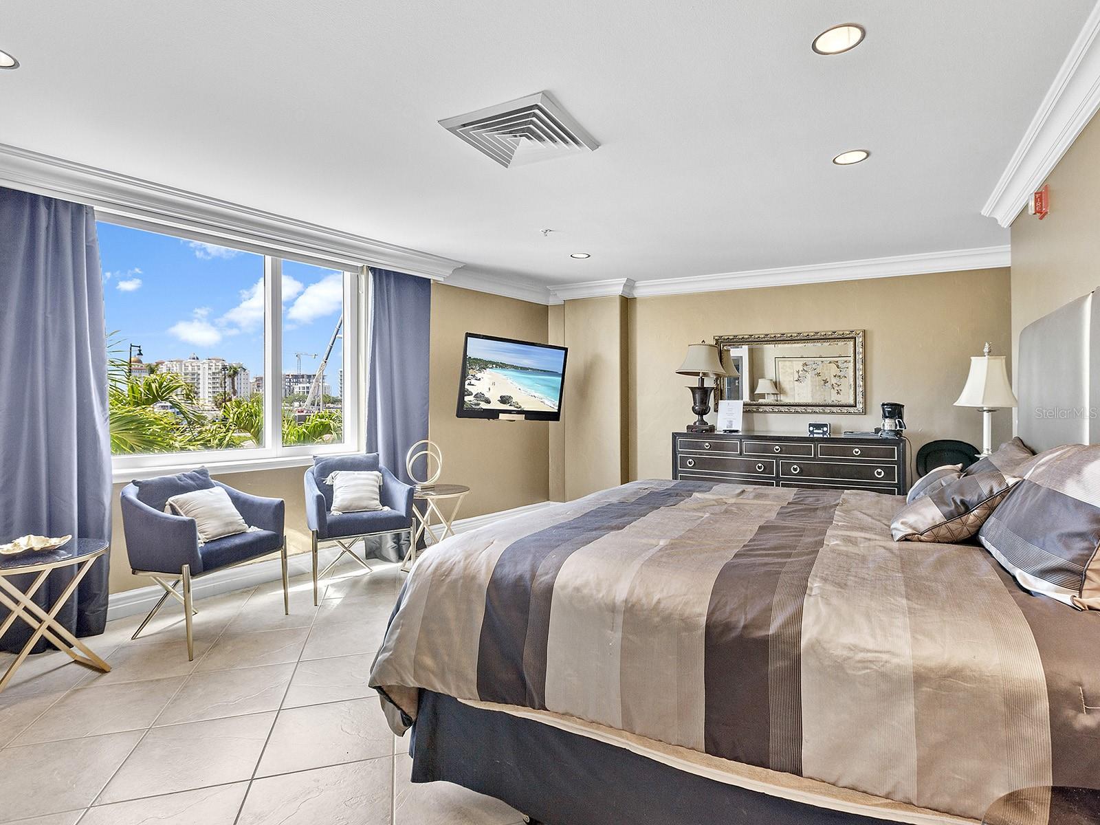 1233 N GULFSTREAM AVE #401