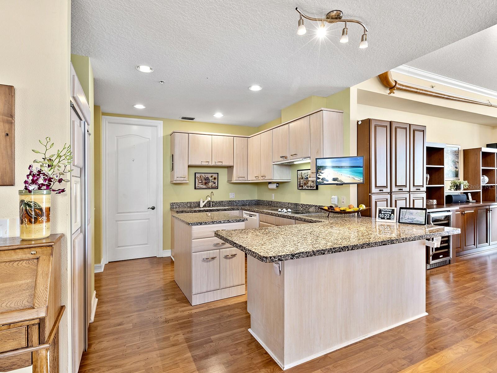 1233 N GULFSTREAM AVE #401