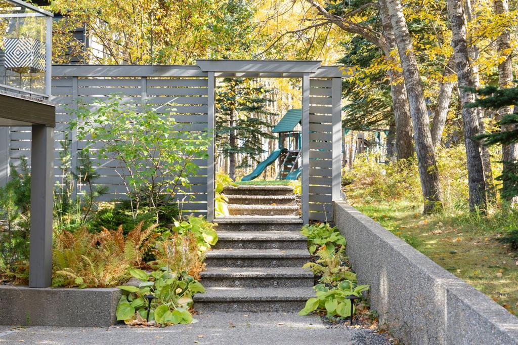 19 Bearspaw Ridge Crescent