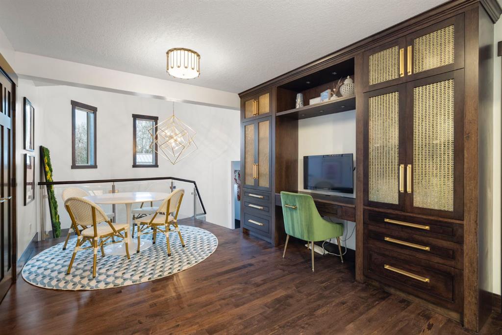 19 Bearspaw Ridge Crescent