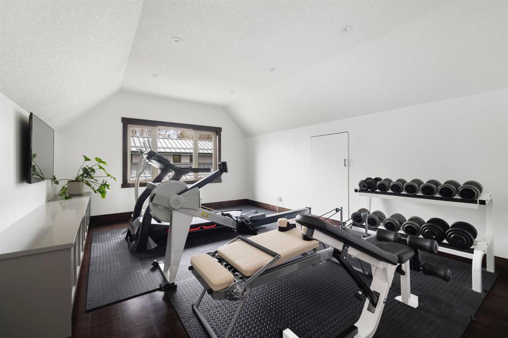 19 Bearspaw Ridge Crescent