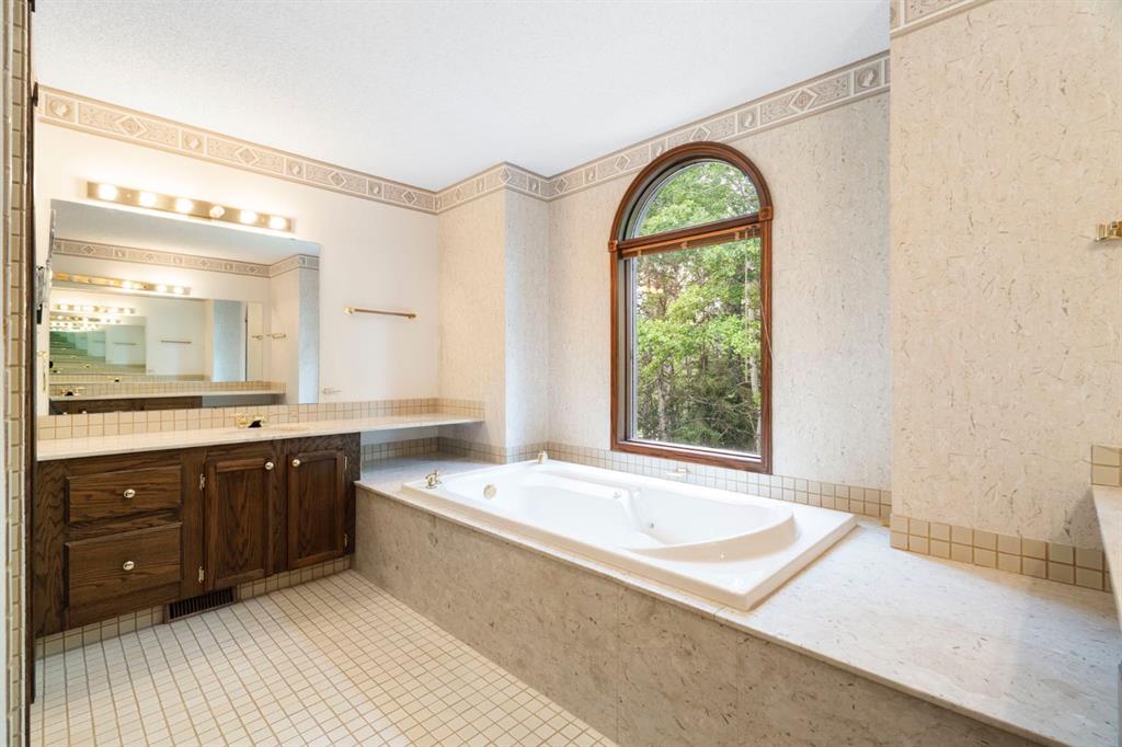 39 Bearspaw Ridge Crescent