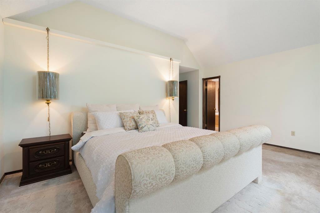 39 Bearspaw Ridge Crescent