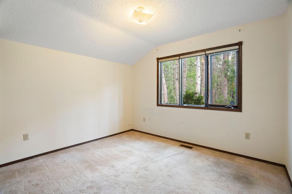 39 Bearspaw Ridge Crescent