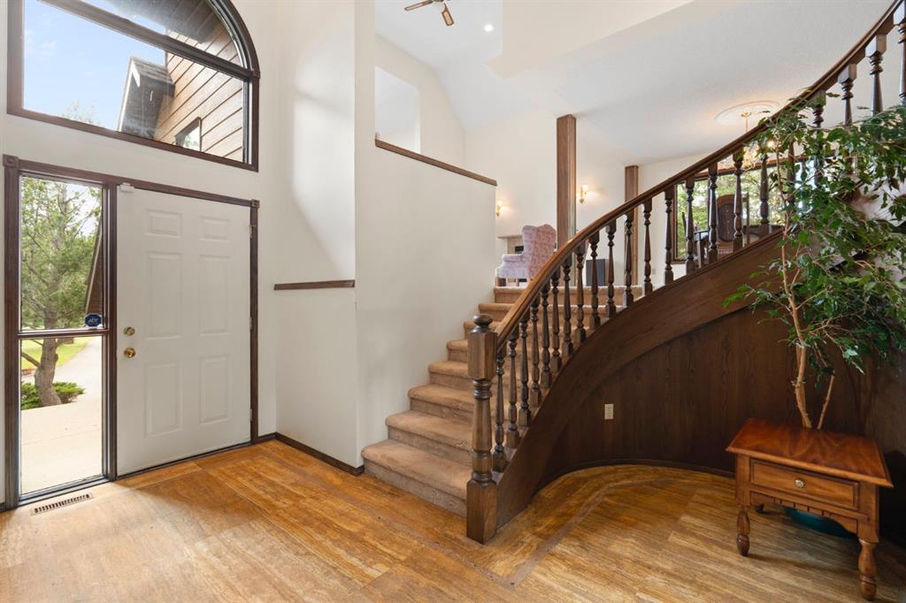 39 Bearspaw Ridge Crescent