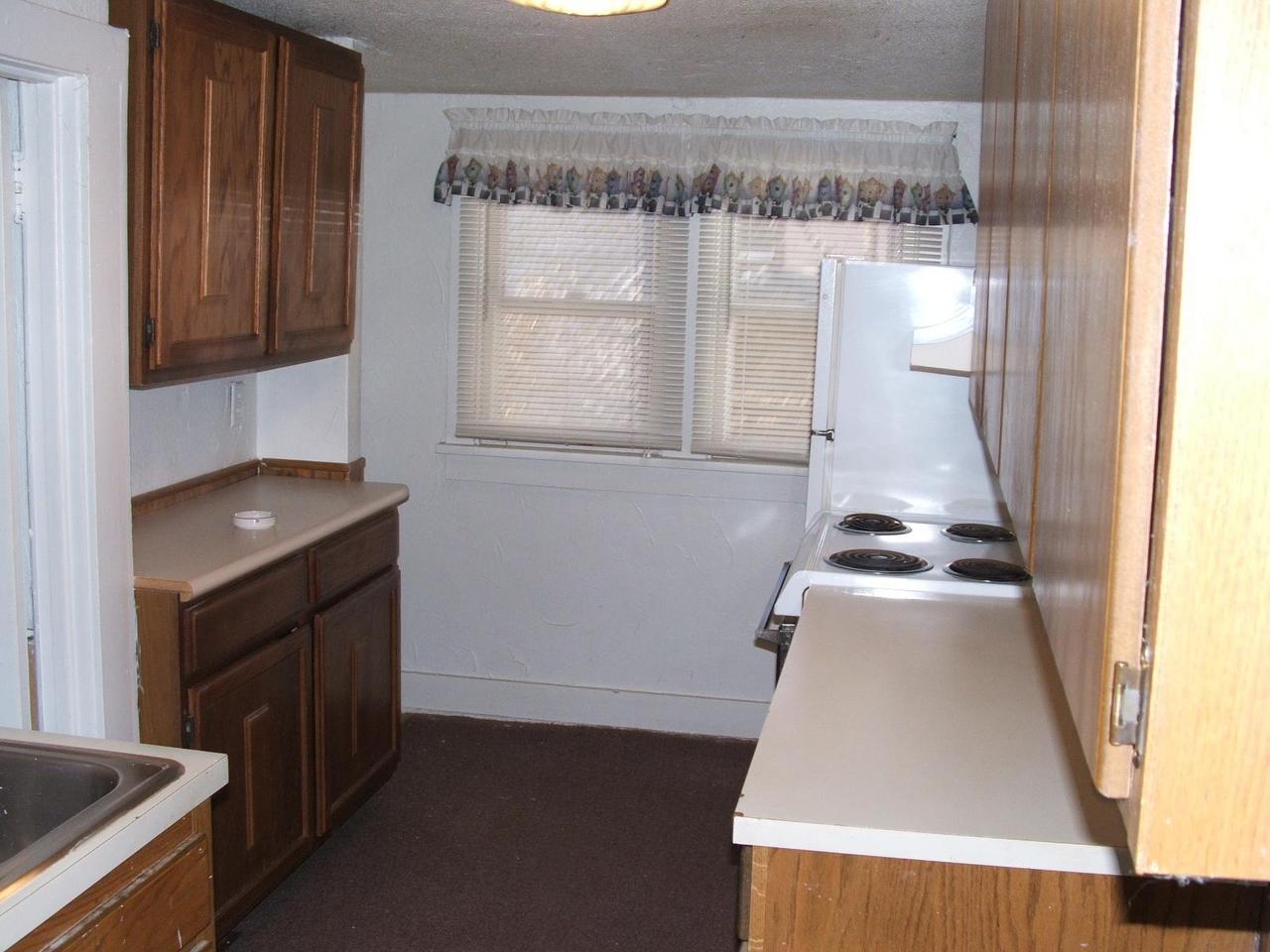 921 N Rowley