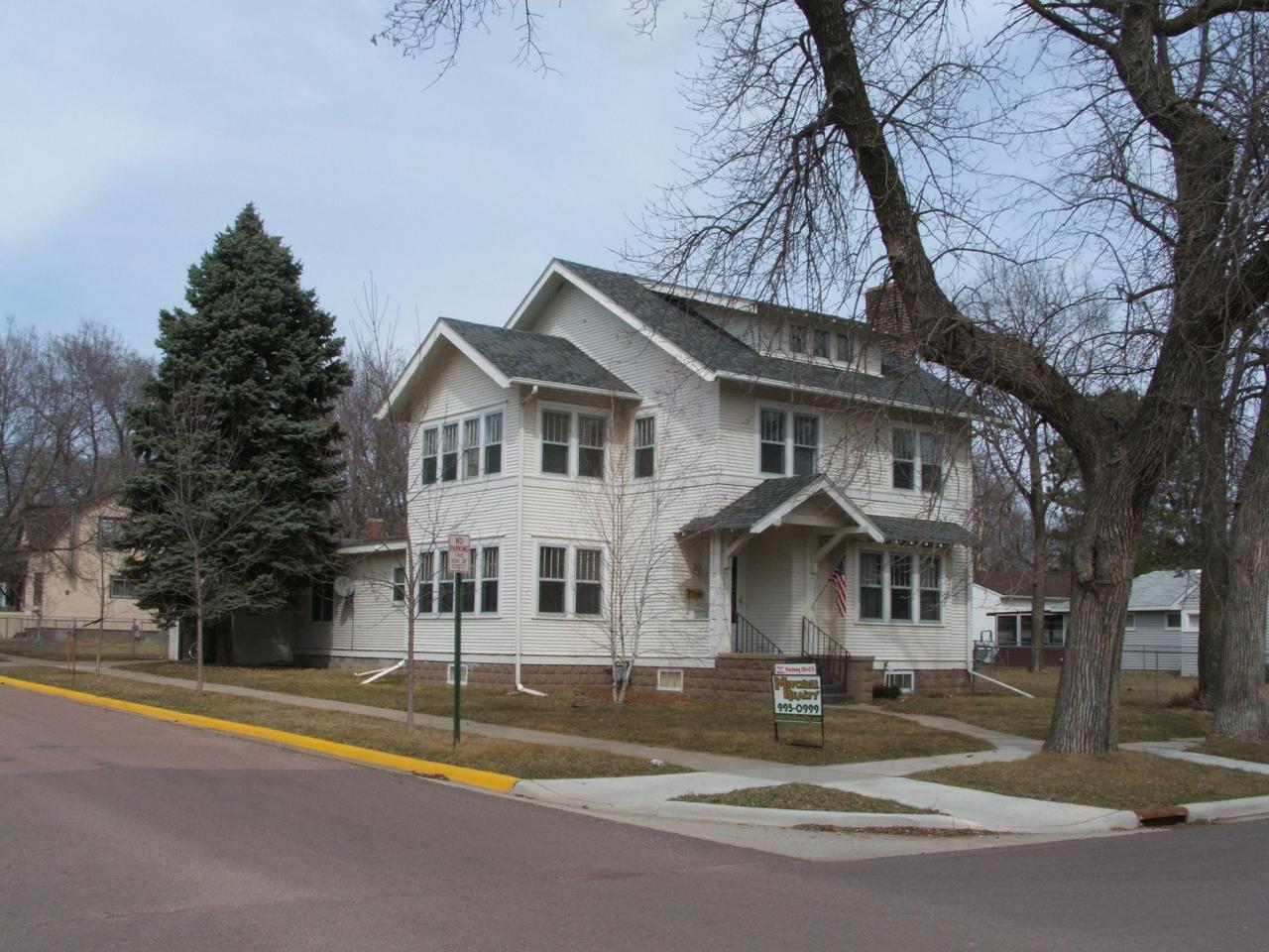 700 E 4th