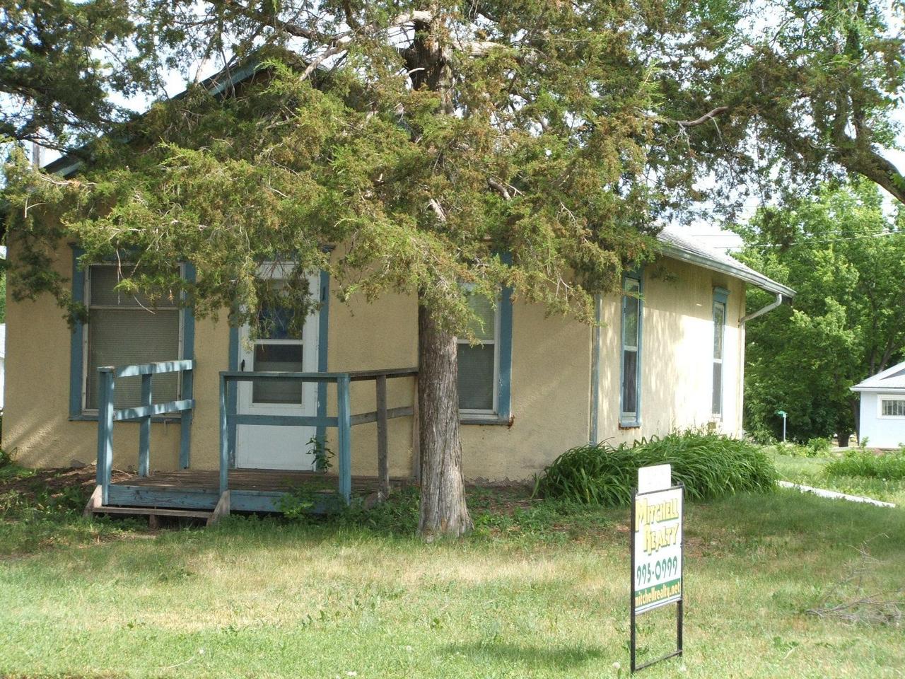 1402 E Birch