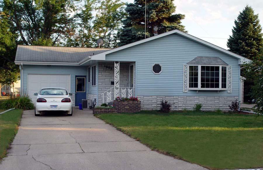 1609 E 3rd