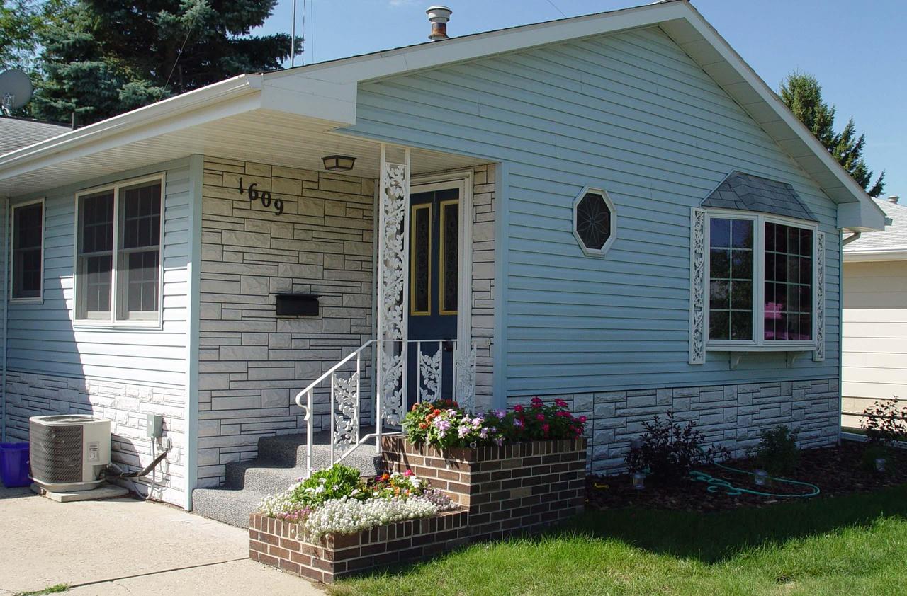 1609 E 3rd