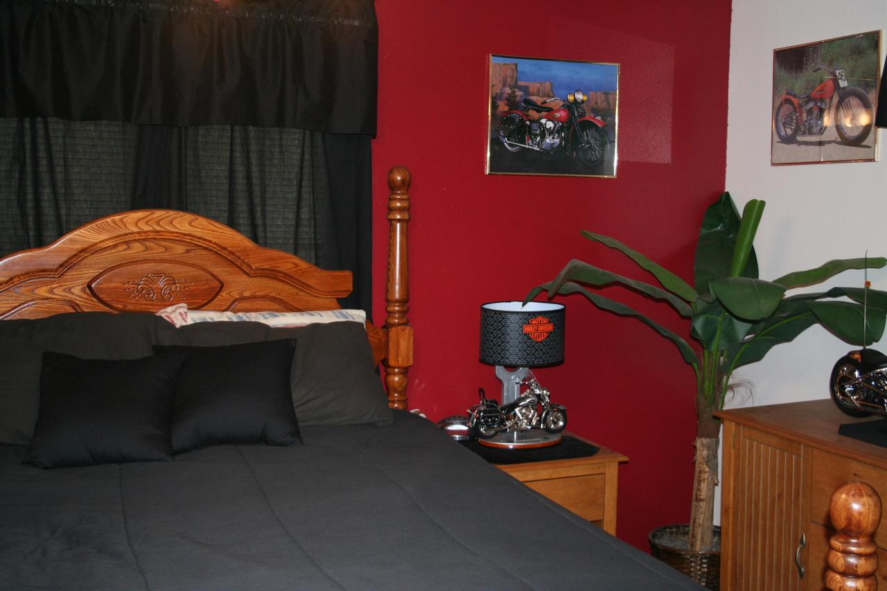 1221 Hanson