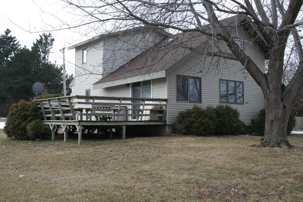 1221 Hanson