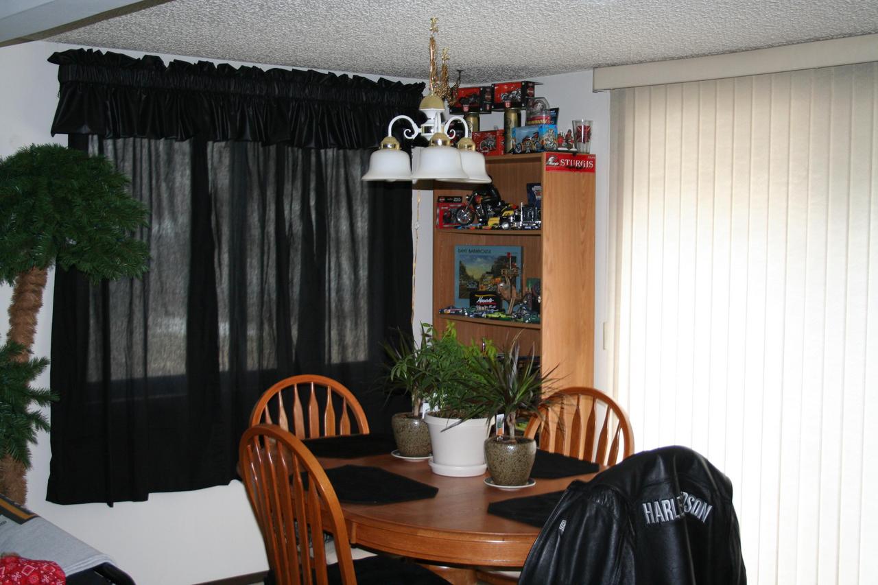 1221 Hanson