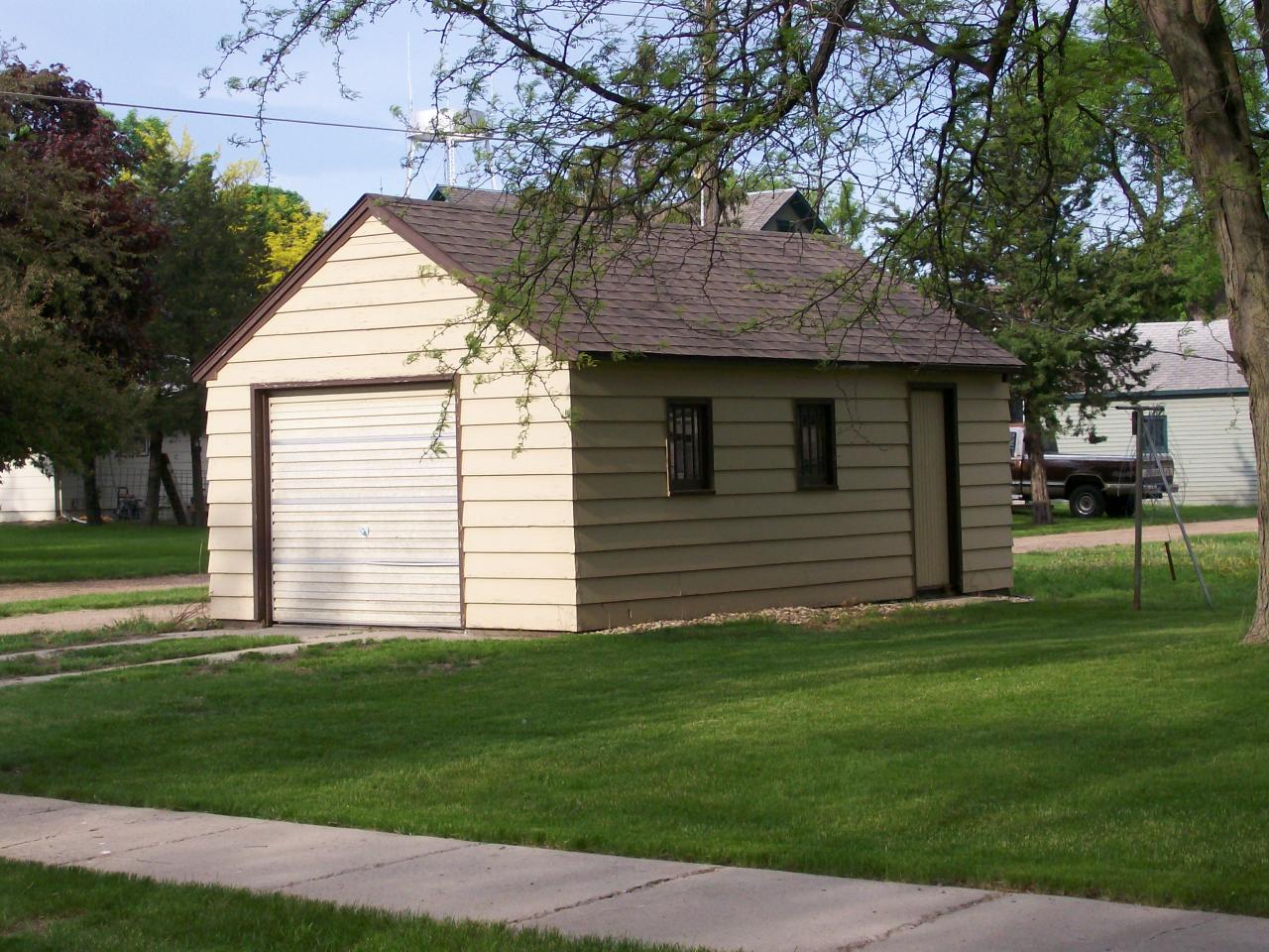 209 N 1st