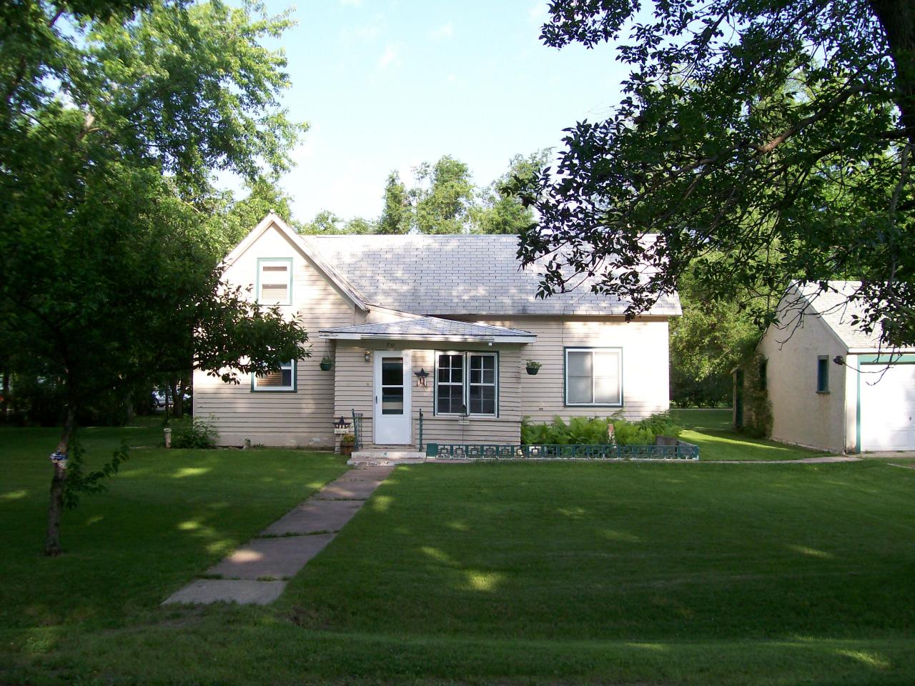 711 Poplar