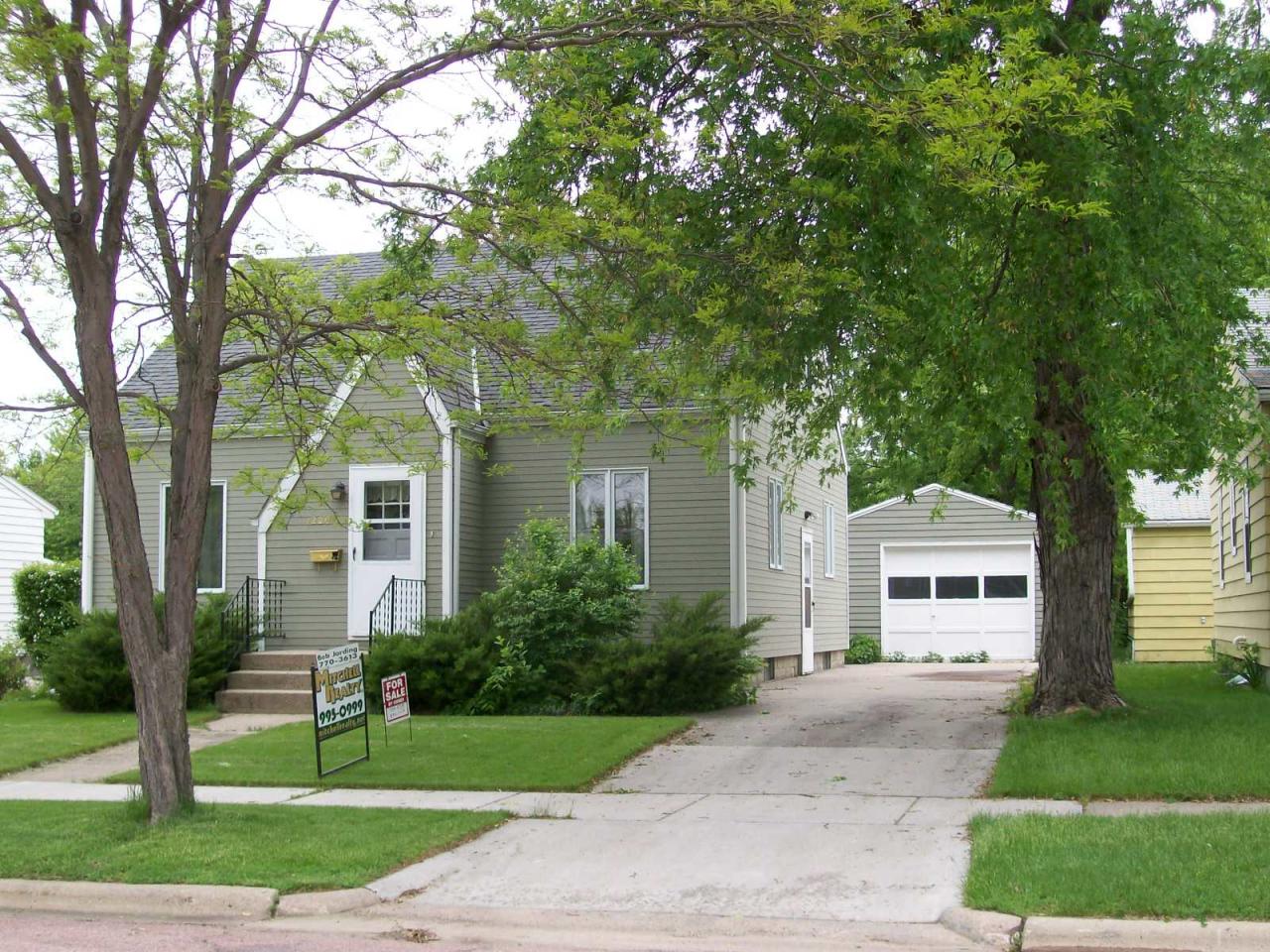 1220 E 2nd