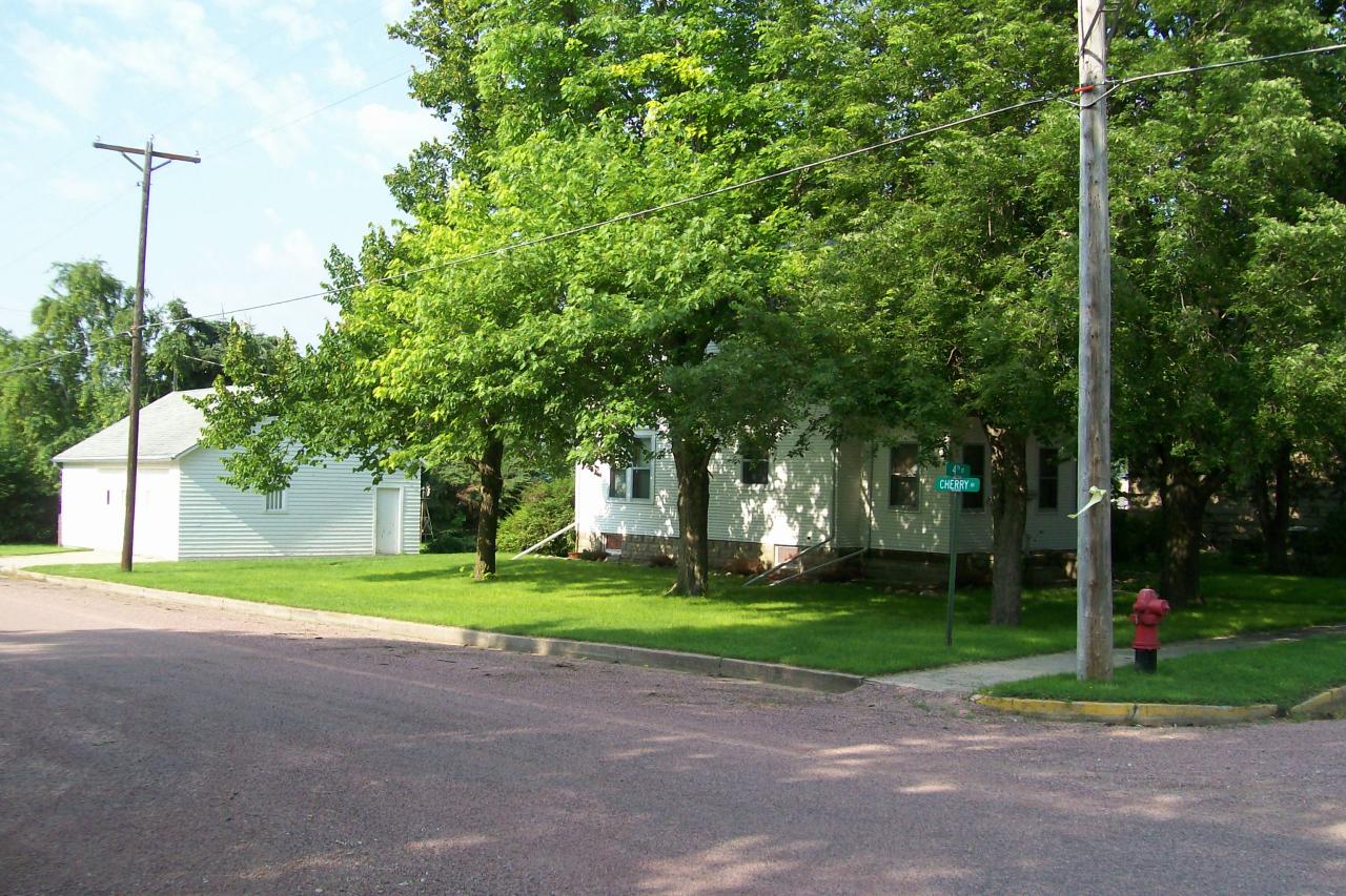 700 E East 4th