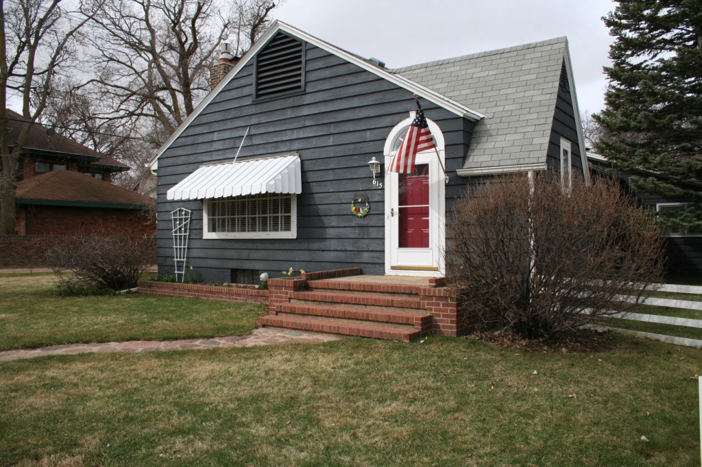 615 N BURR St