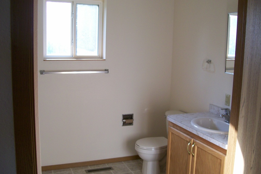 100 8TH St