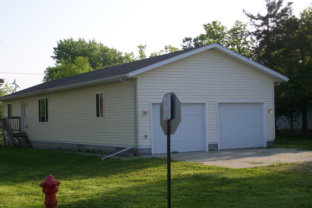 100 8TH St