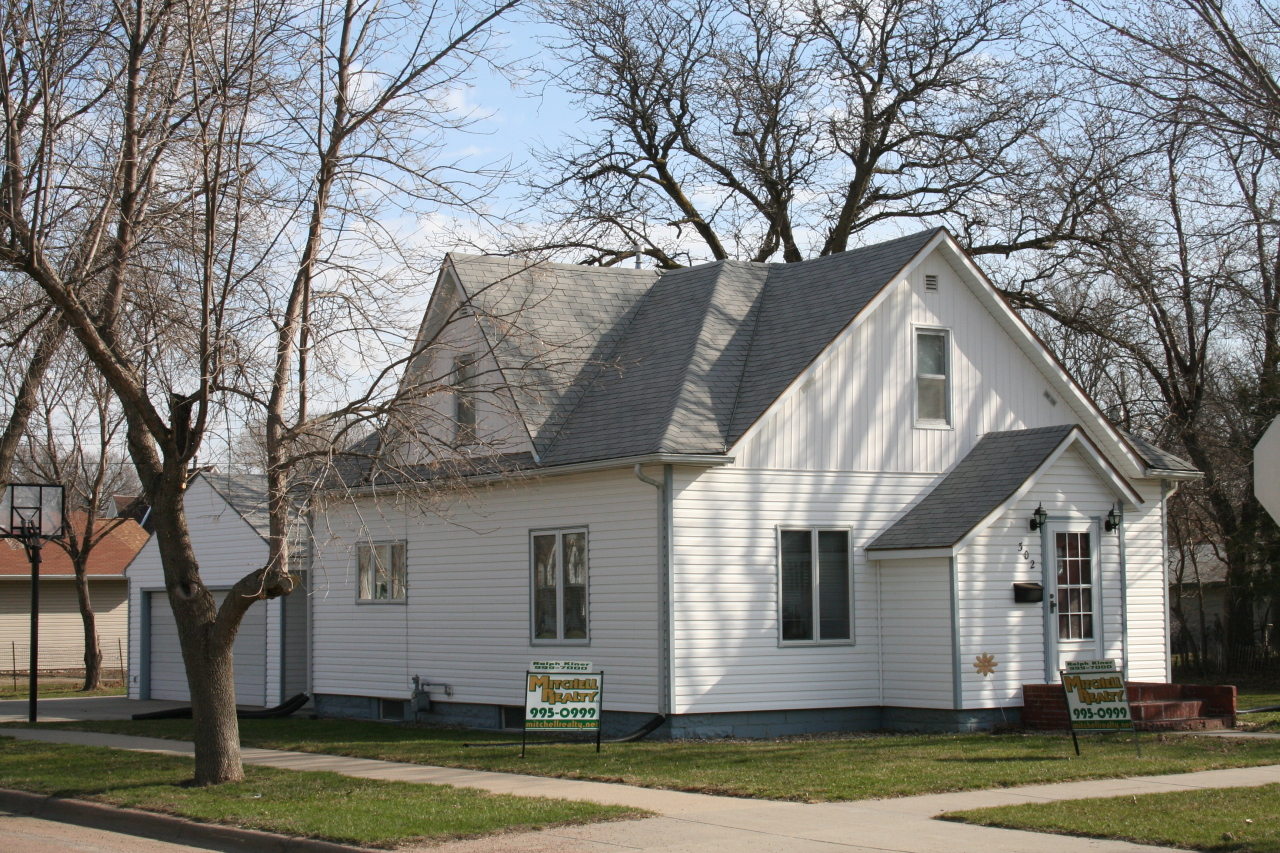 302 E 10TH Ave