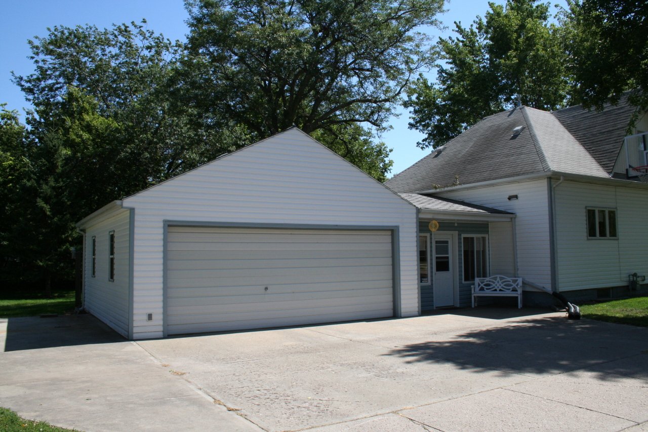 302 E 10TH Ave