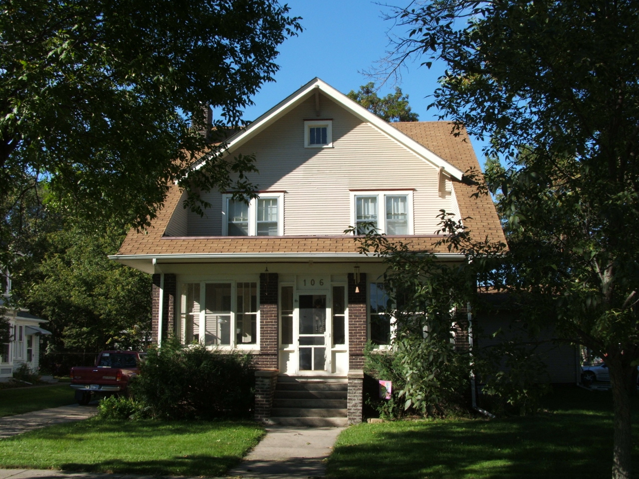 106 E WASHINGTON Ave