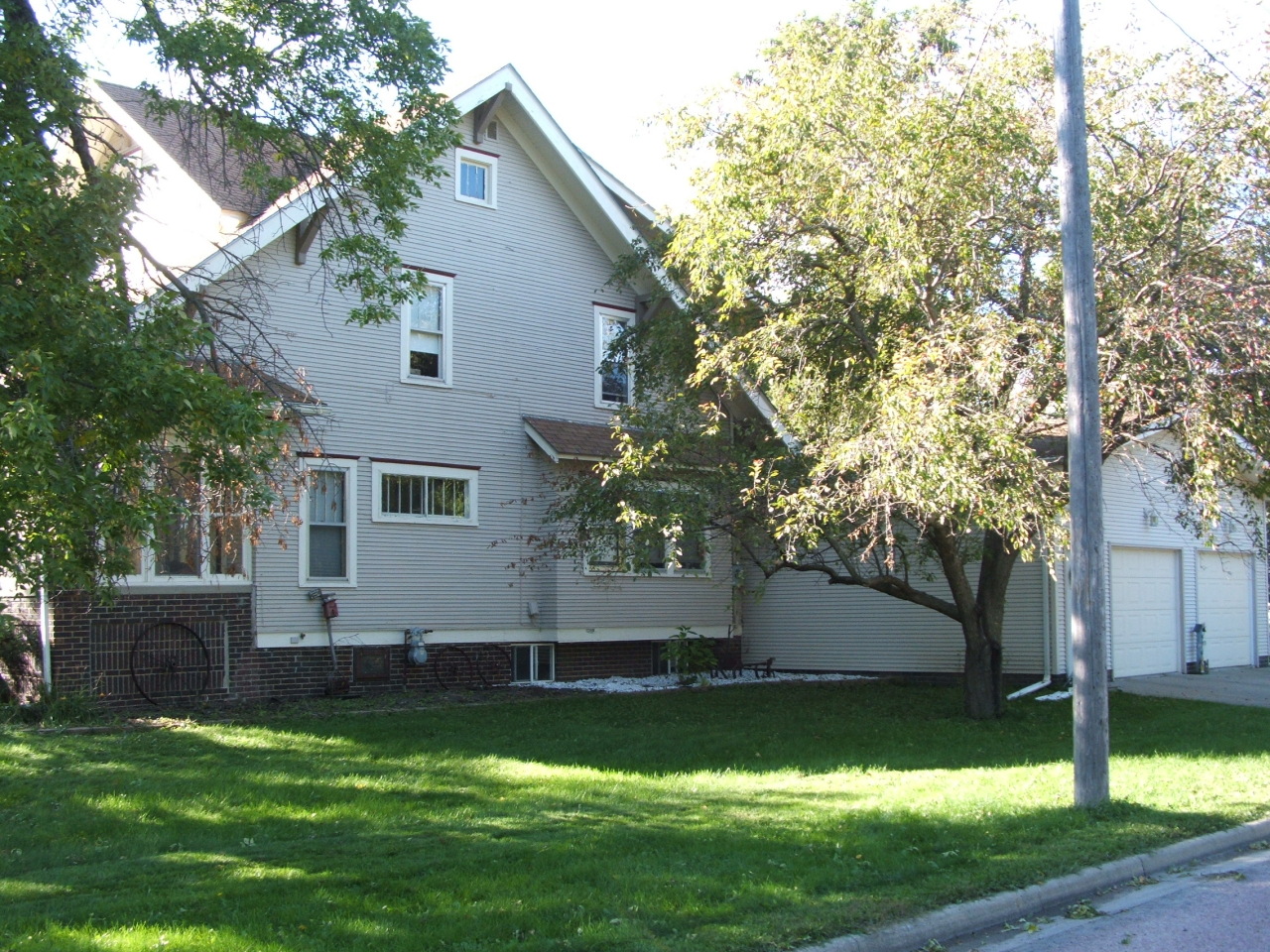 106 E WASHINGTON Ave