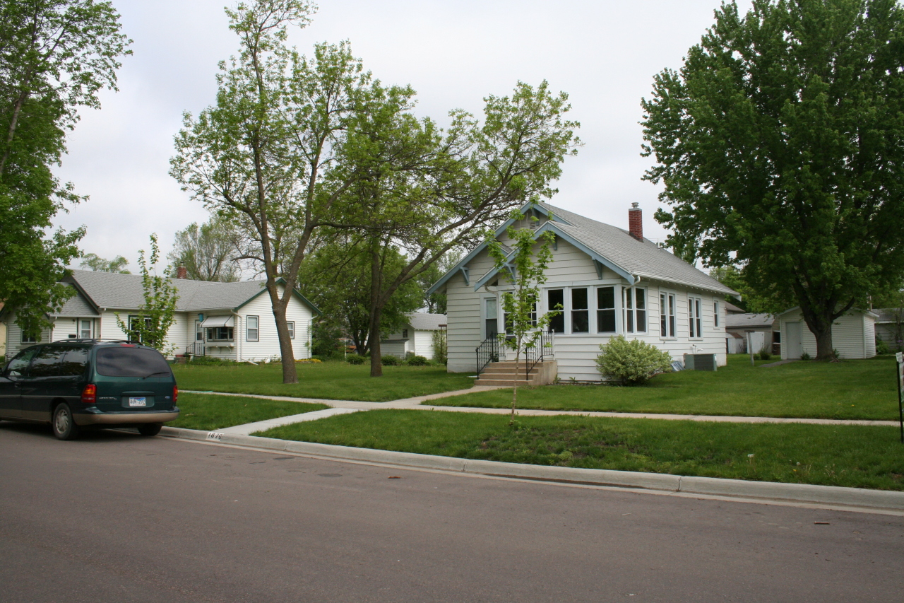 1024 E Hanson